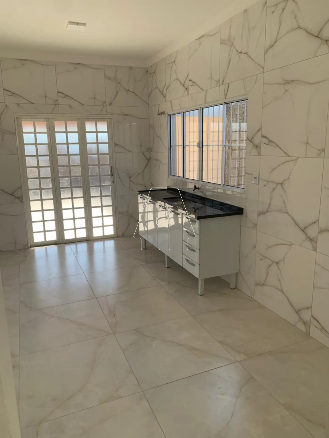 Alugar Casa / Residencial em Ara&ccedil;atuba R$ 2.350,00 - Foto 2
