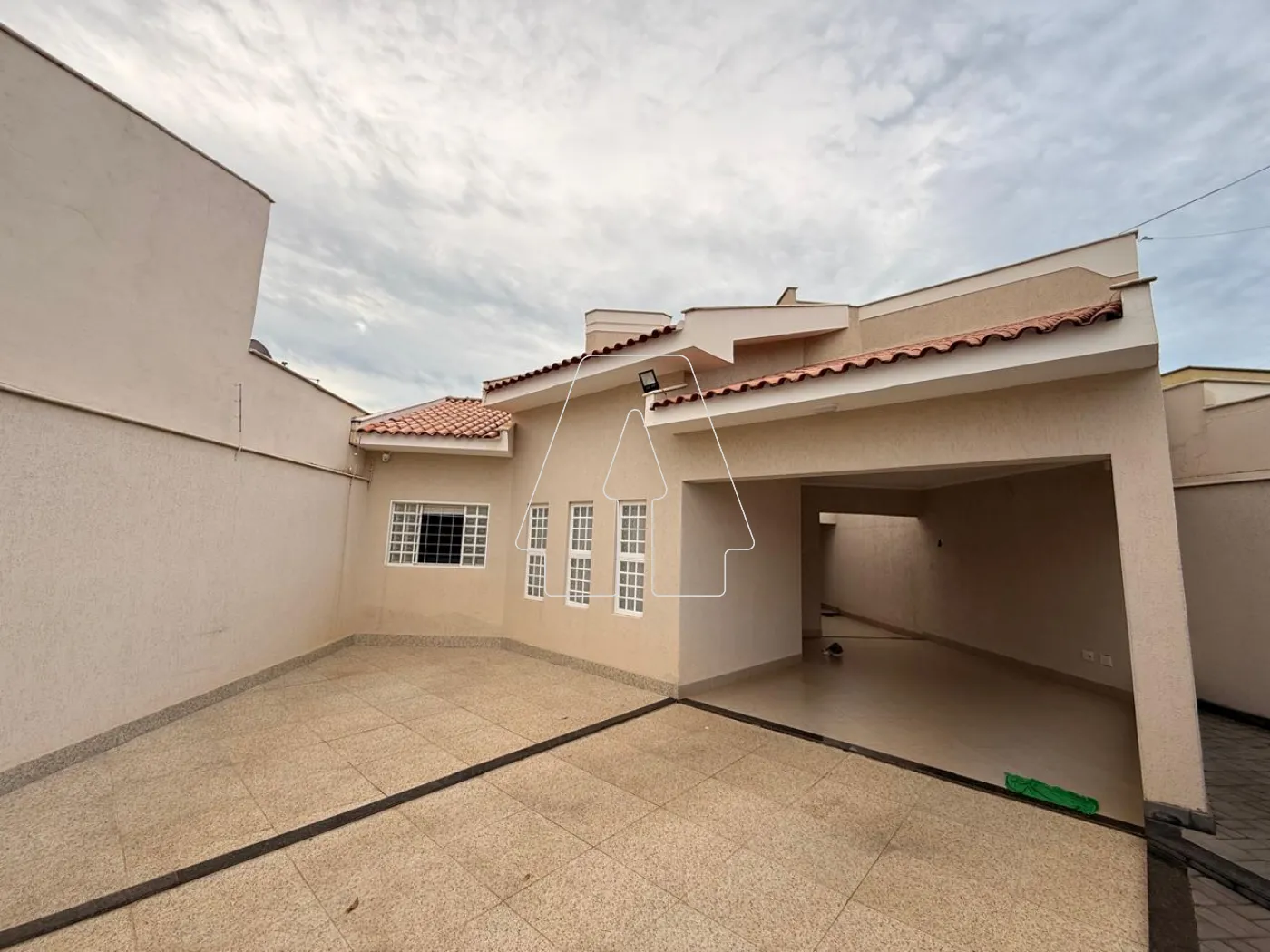 Comprar Casa / Residencial em Ara&ccedil;atuba R$ 650.000,00 - Foto 1