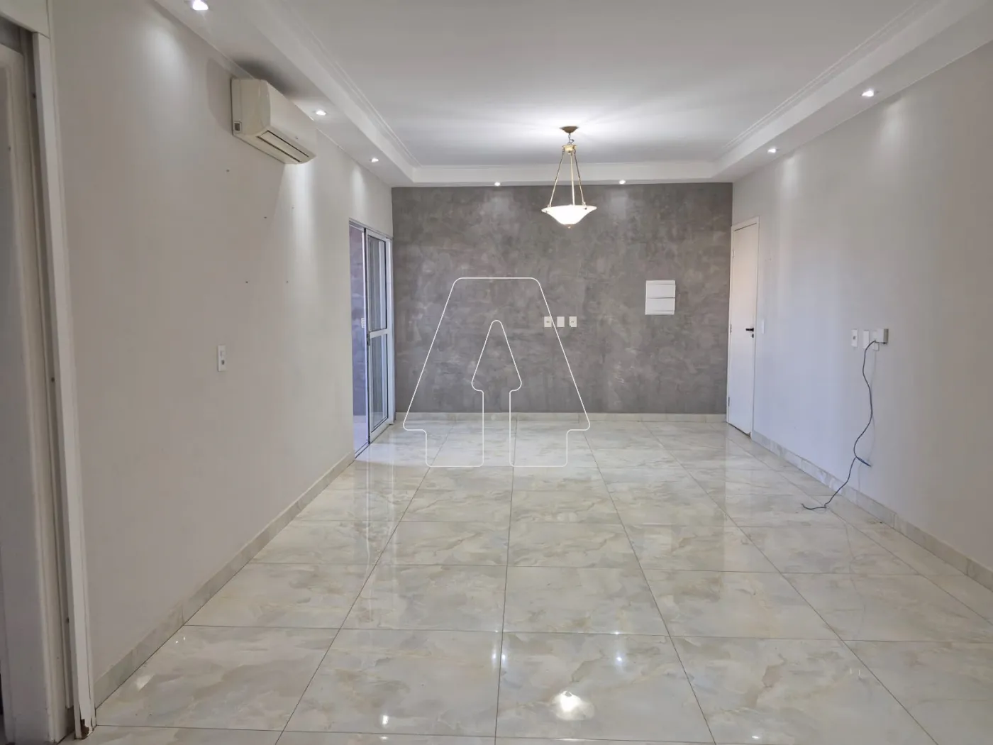 Alugar Apartamento / Padr&atilde;o em Ara&ccedil;atuba R$ 2.500,00 - Foto 1