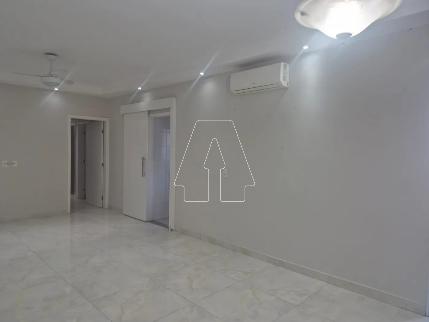 Alugar Apartamento / Padr&atilde;o em Ara&ccedil;atuba R$ 2.500,00 - Foto 2