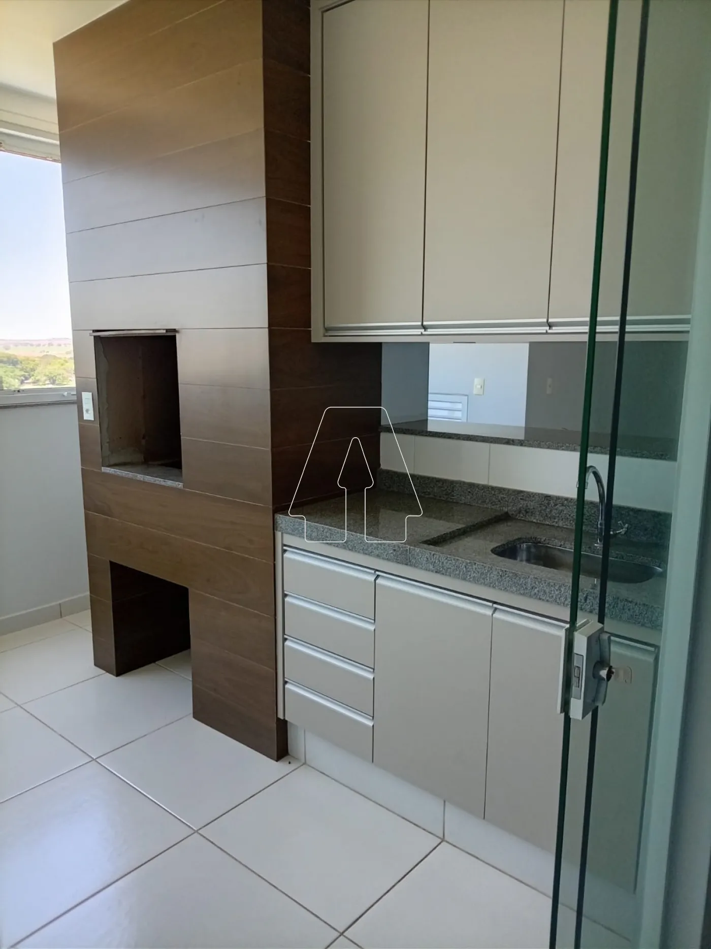 Alugar Apartamento / Padr&atilde;o em Ara&ccedil;atuba R$ 3.000,00 - Foto 4