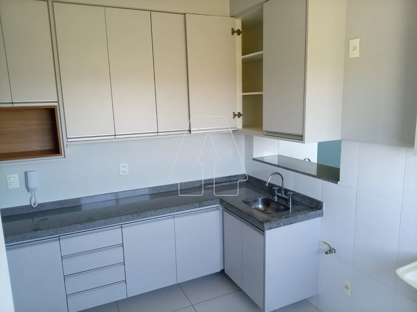 Alugar Apartamento / Padr&atilde;o em Ara&ccedil;atuba R$ 3.000,00 - Foto 5