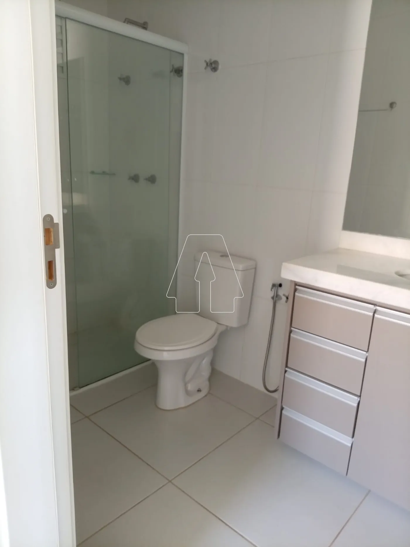 Alugar Apartamento / Padr&atilde;o em Ara&ccedil;atuba R$ 3.000,00 - Foto 15