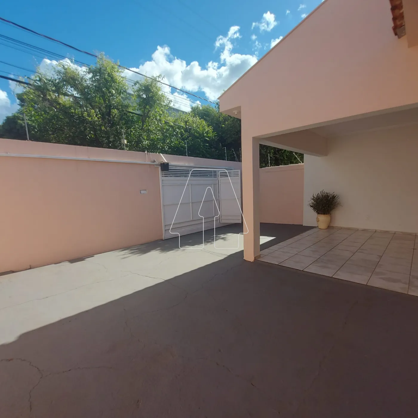 Alugar Casa / Residencial em Ara&ccedil;atuba R$ 1.900,00 - Foto 3