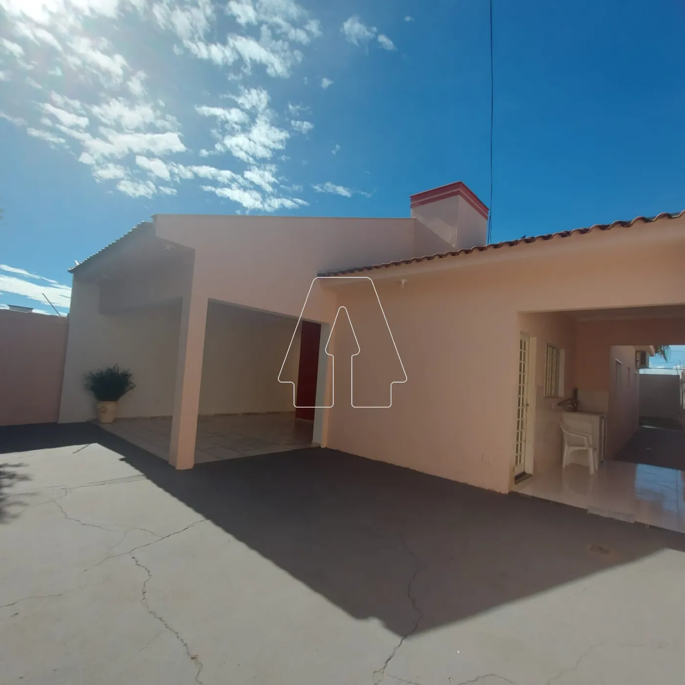 Alugar Casa / Residencial em Ara&ccedil;atuba R$ 1.900,00 - Foto 2