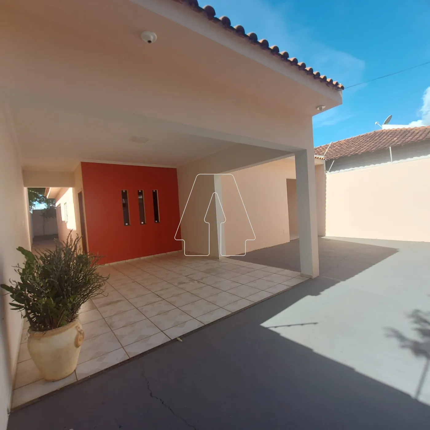 Alugar Casa / Residencial em Ara&ccedil;atuba R$ 1.900,00 - Foto 1