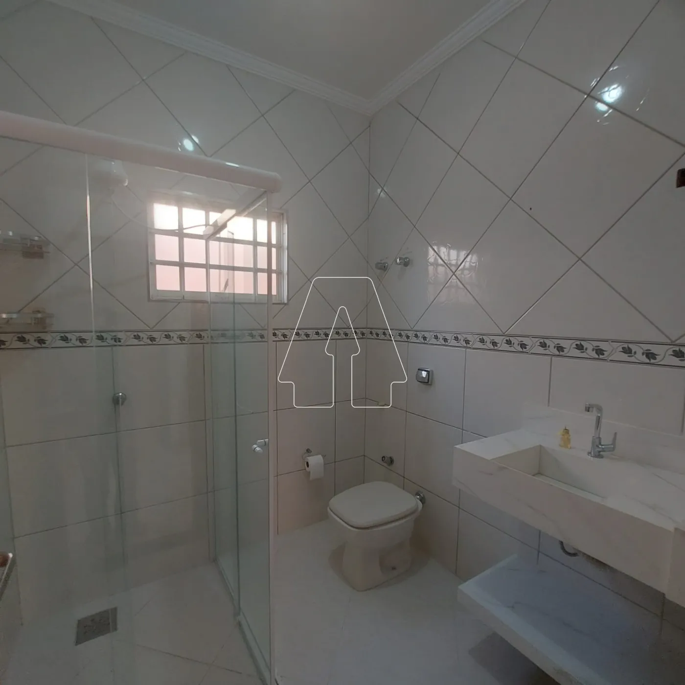 Alugar Casa / Residencial em Ara&ccedil;atuba R$ 1.900,00 - Foto 16