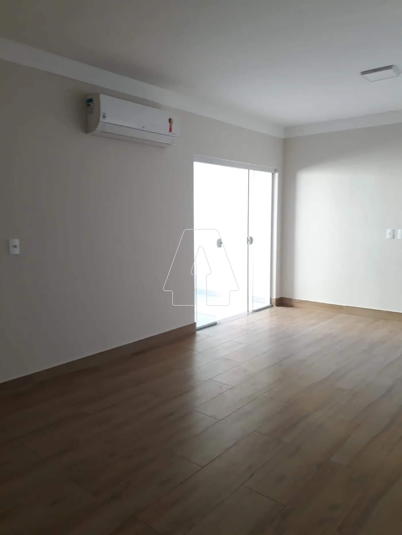 Alugar Apartamento / Padr&atilde;o em Ara&ccedil;atuba R$ 1.800,00 - Foto 1