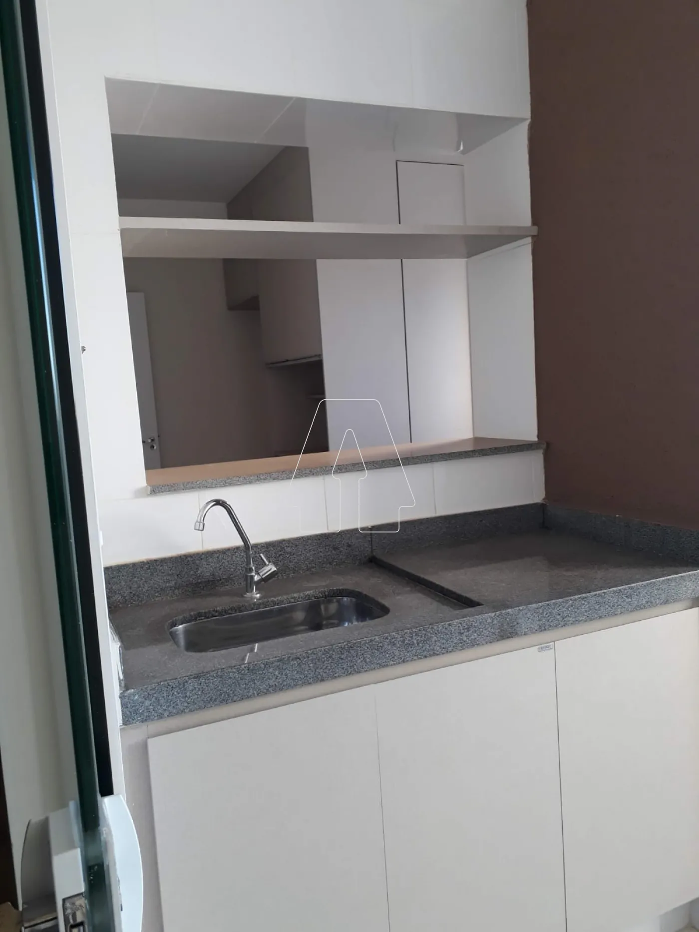 Alugar Apartamento / Padr&atilde;o em Ara&ccedil;atuba R$ 1.800,00 - Foto 4