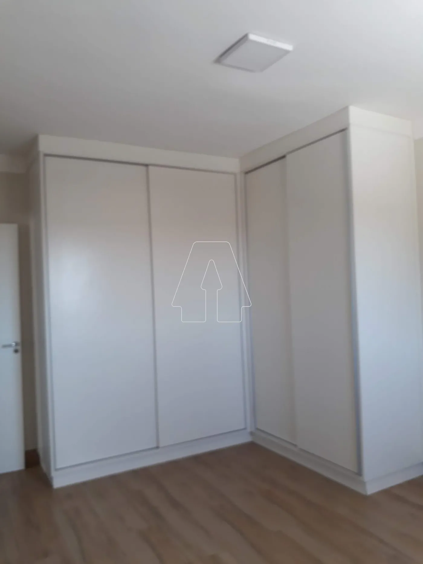 Alugar Apartamento / Padr&atilde;o em Ara&ccedil;atuba R$ 1.800,00 - Foto 20
