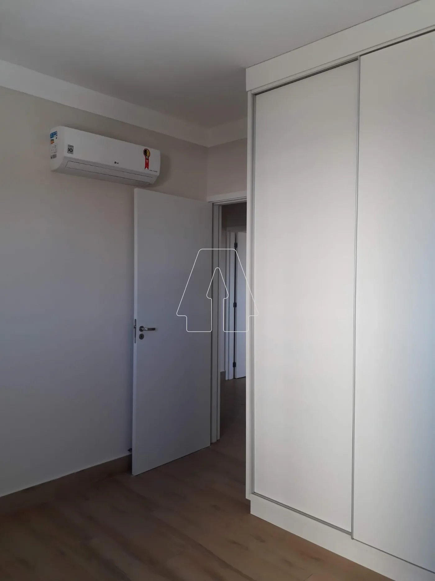Alugar Apartamento / Padr&atilde;o em Ara&ccedil;atuba R$ 1.800,00 - Foto 27