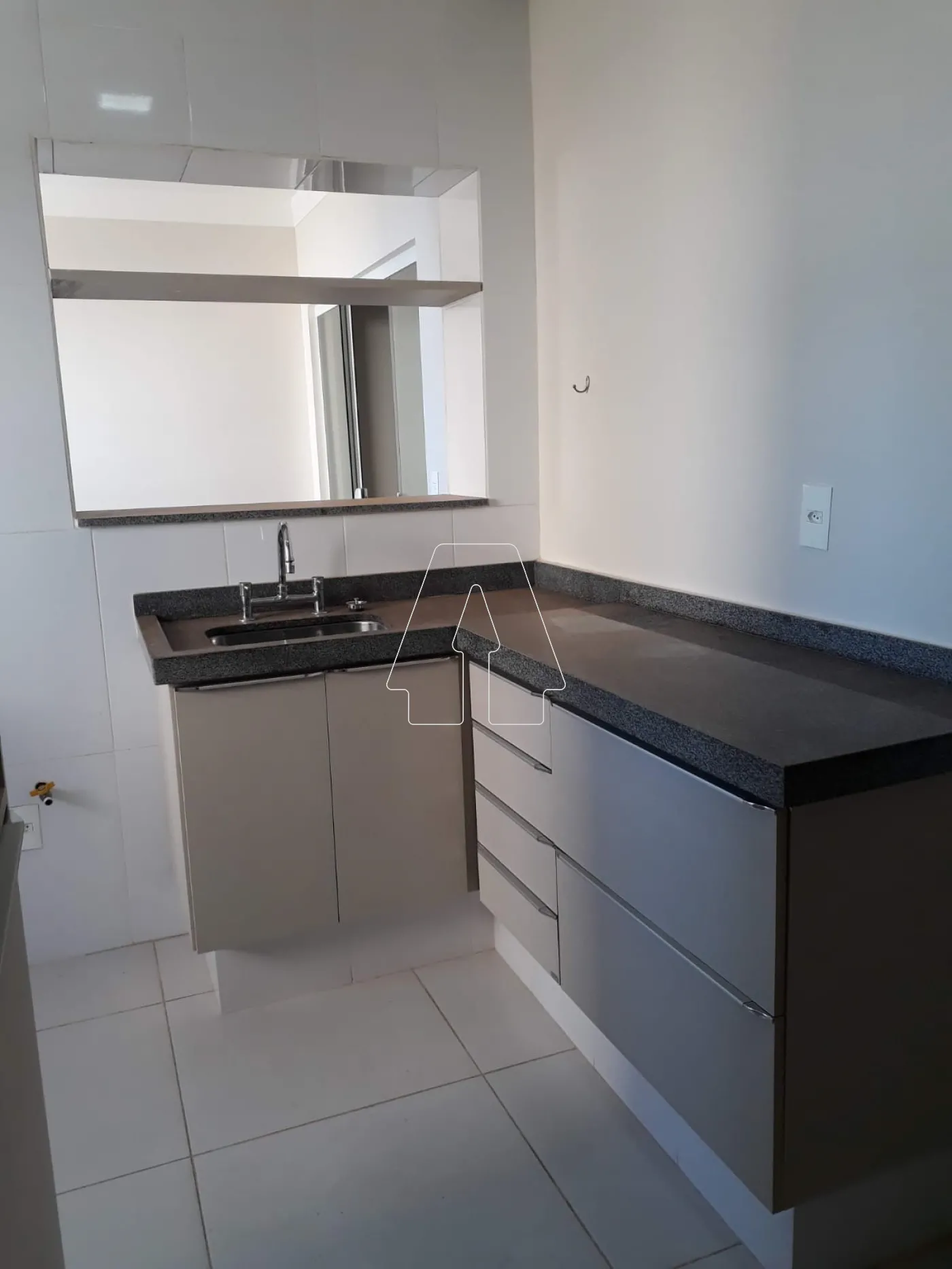 Alugar Apartamento / Padr&atilde;o em Ara&ccedil;atuba R$ 1.800,00 - Foto 9