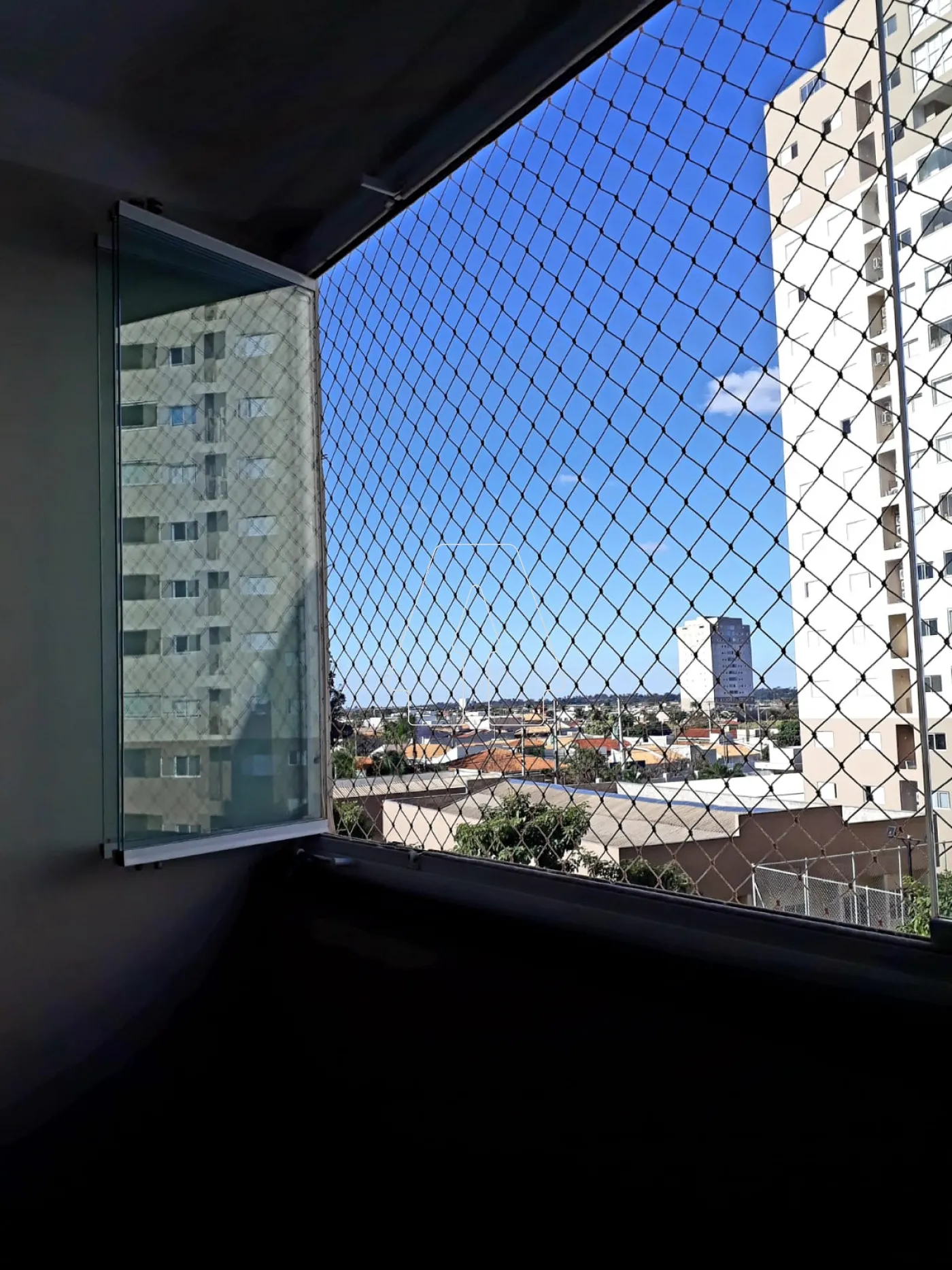 Alugar Apartamento / Padr&atilde;o em Ara&ccedil;atuba R$ 1.800,00 - Foto 7