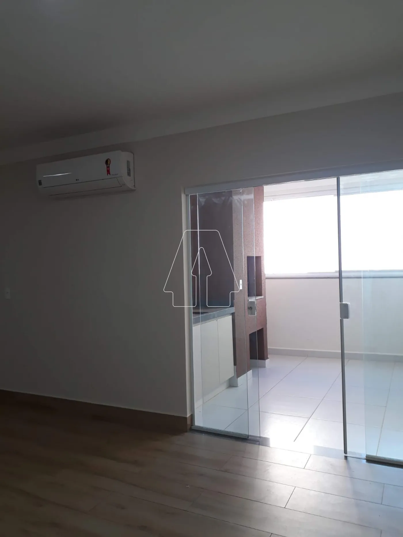 Alugar Apartamento / Padr&atilde;o em Ara&ccedil;atuba R$ 1.800,00 - Foto 3