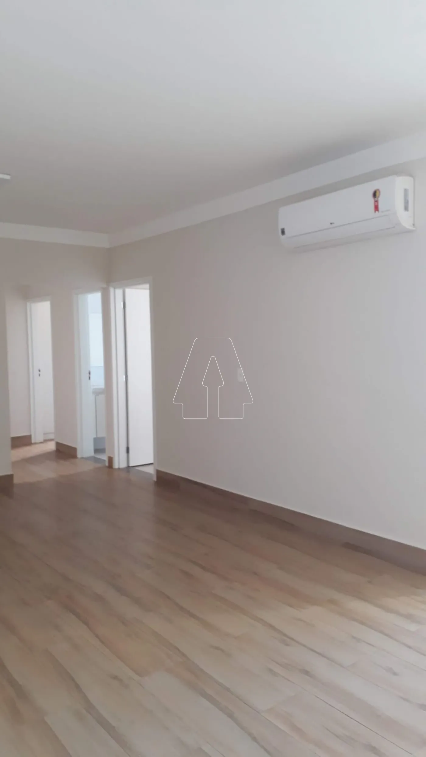 Alugar Apartamento / Padr&atilde;o em Ara&ccedil;atuba R$ 1.800,00 - Foto 2