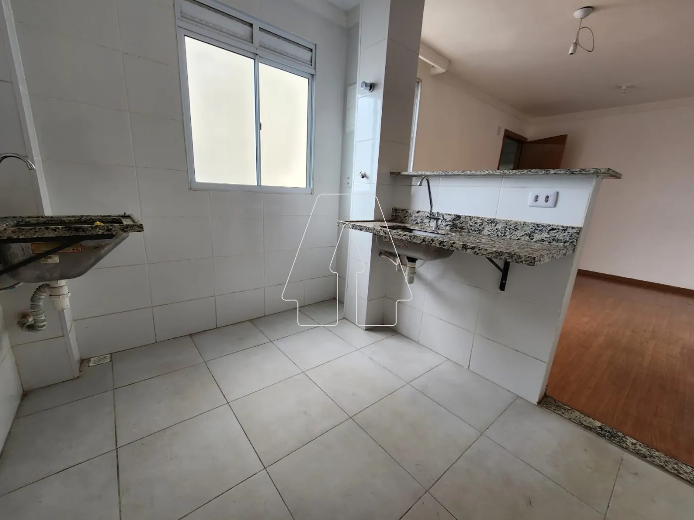 Alugar Apartamento / Padr&atilde;o em Ara&ccedil;atuba R$ 950,00 - Foto 2