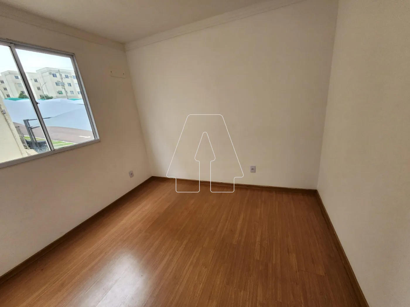 Alugar Apartamento / Padr&atilde;o em Ara&ccedil;atuba R$ 950,00 - Foto 3