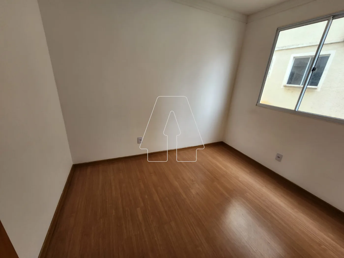Alugar Apartamento / Padr&atilde;o em Ara&ccedil;atuba R$ 950,00 - Foto 4
