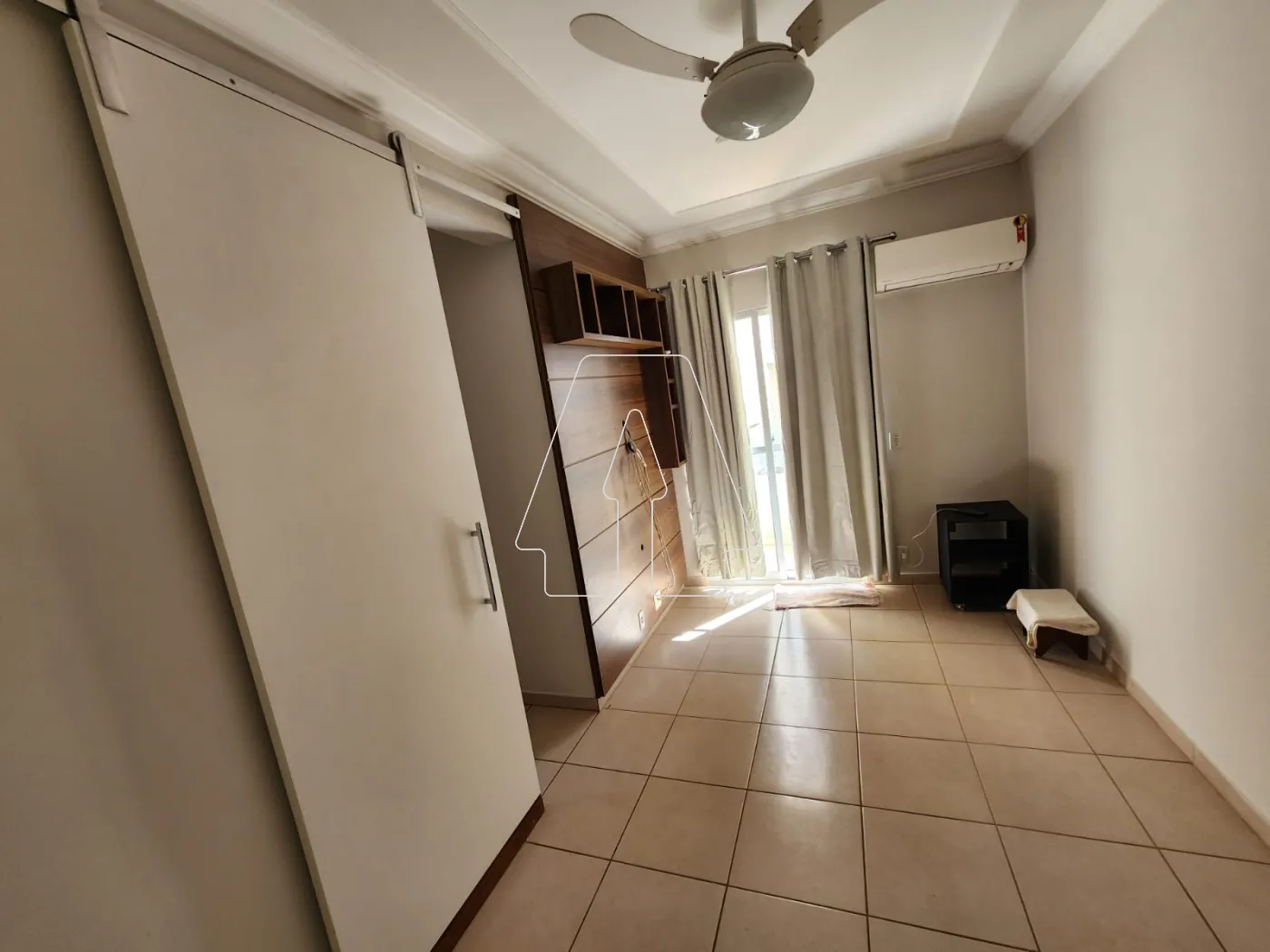Alugar Apartamento / Padr&atilde;o em Ara&ccedil;atuba R$ 1.750,00 - Foto 2