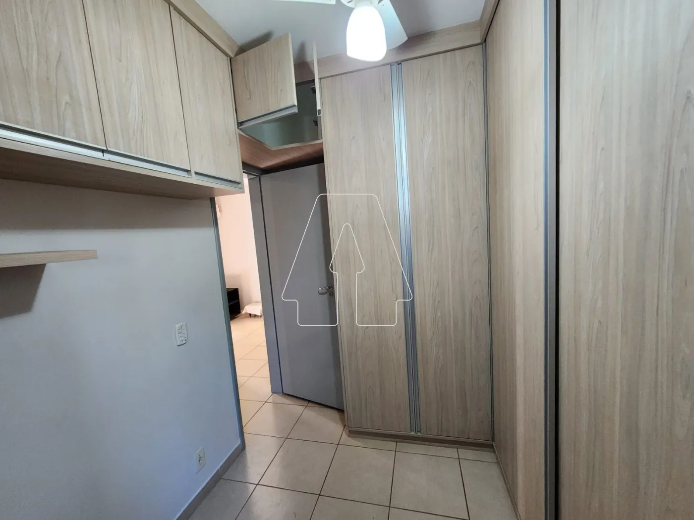 Alugar Apartamento / Padr&atilde;o em Ara&ccedil;atuba R$ 1.750,00 - Foto 8