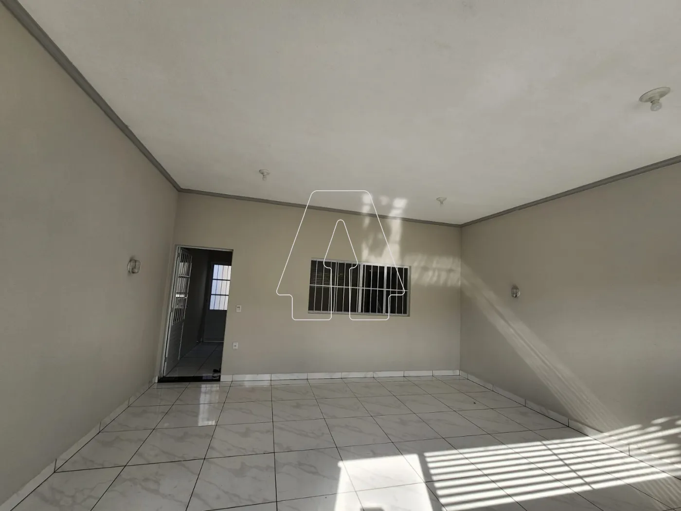 Alugar Casa / Residencial em Ara&ccedil;atuba R$ 1.700,00 - Foto 1