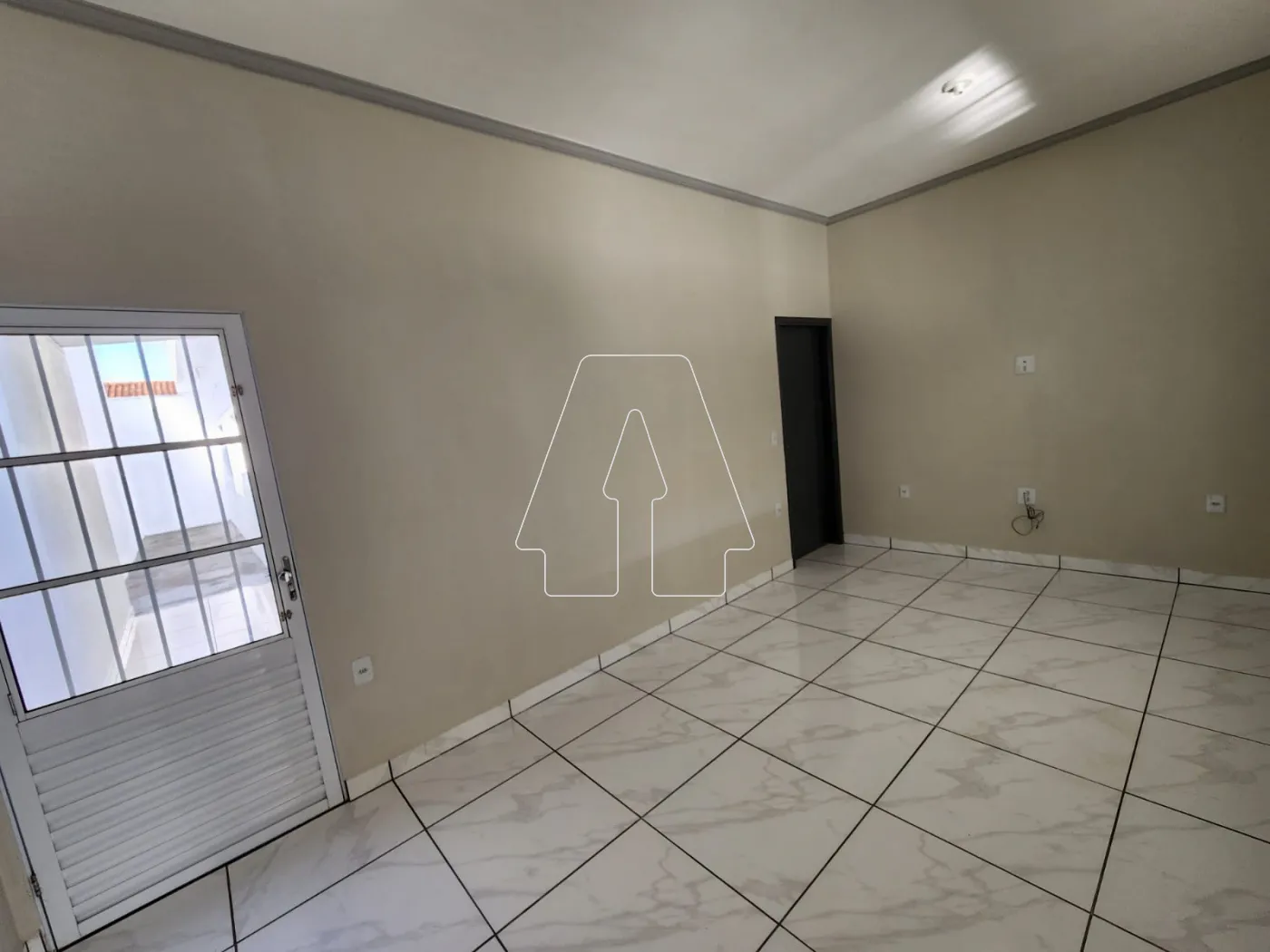 Alugar Casa / Residencial em Ara&ccedil;atuba R$ 1.700,00 - Foto 2