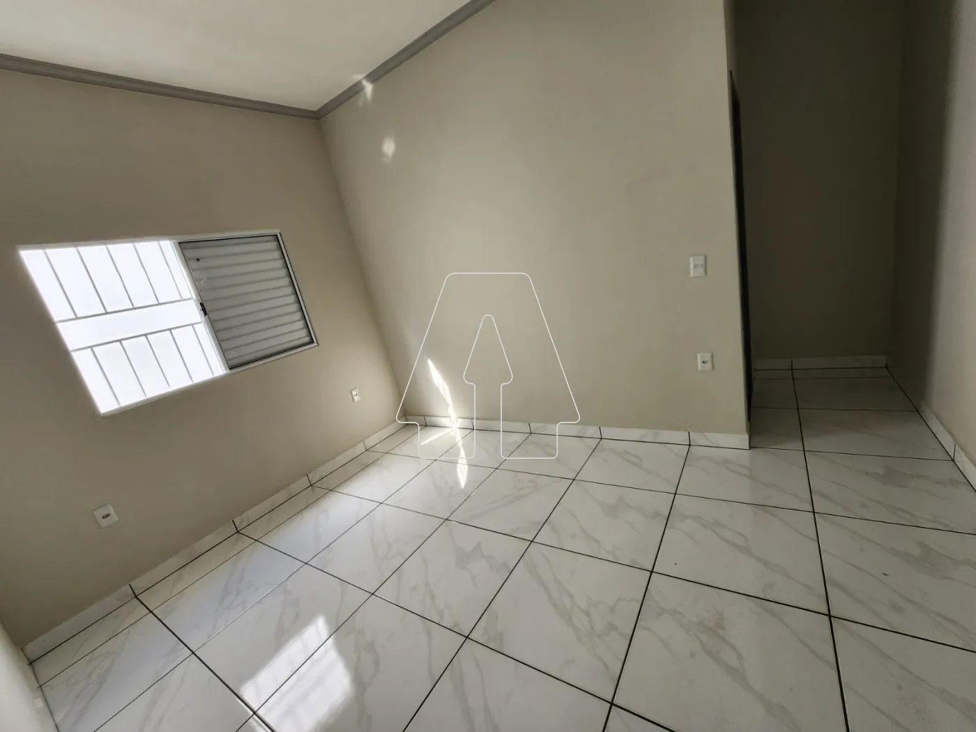 Alugar Casa / Residencial em Ara&ccedil;atuba R$ 1.700,00 - Foto 4