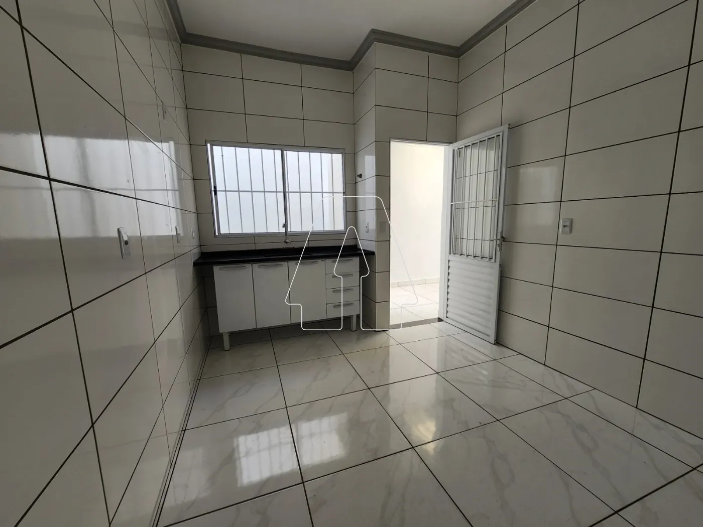 Alugar Casa / Residencial em Ara&ccedil;atuba R$ 1.700,00 - Foto 3