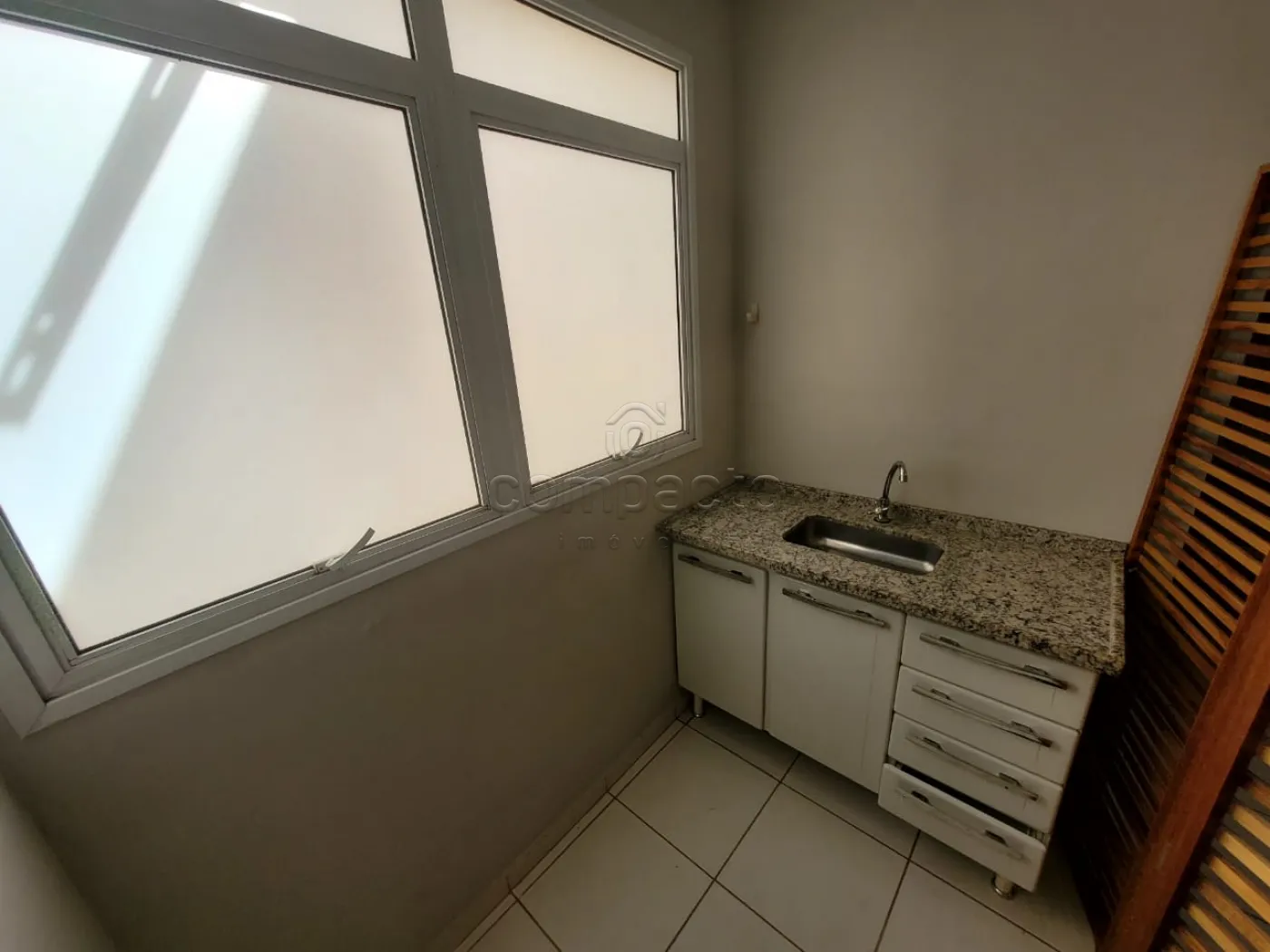 Alugar Comercial / SalaLoja Condom&iacute;nio em S&atilde;o Jos&eacute; do Rio Preto R$ 1.400,00 - Foto 3