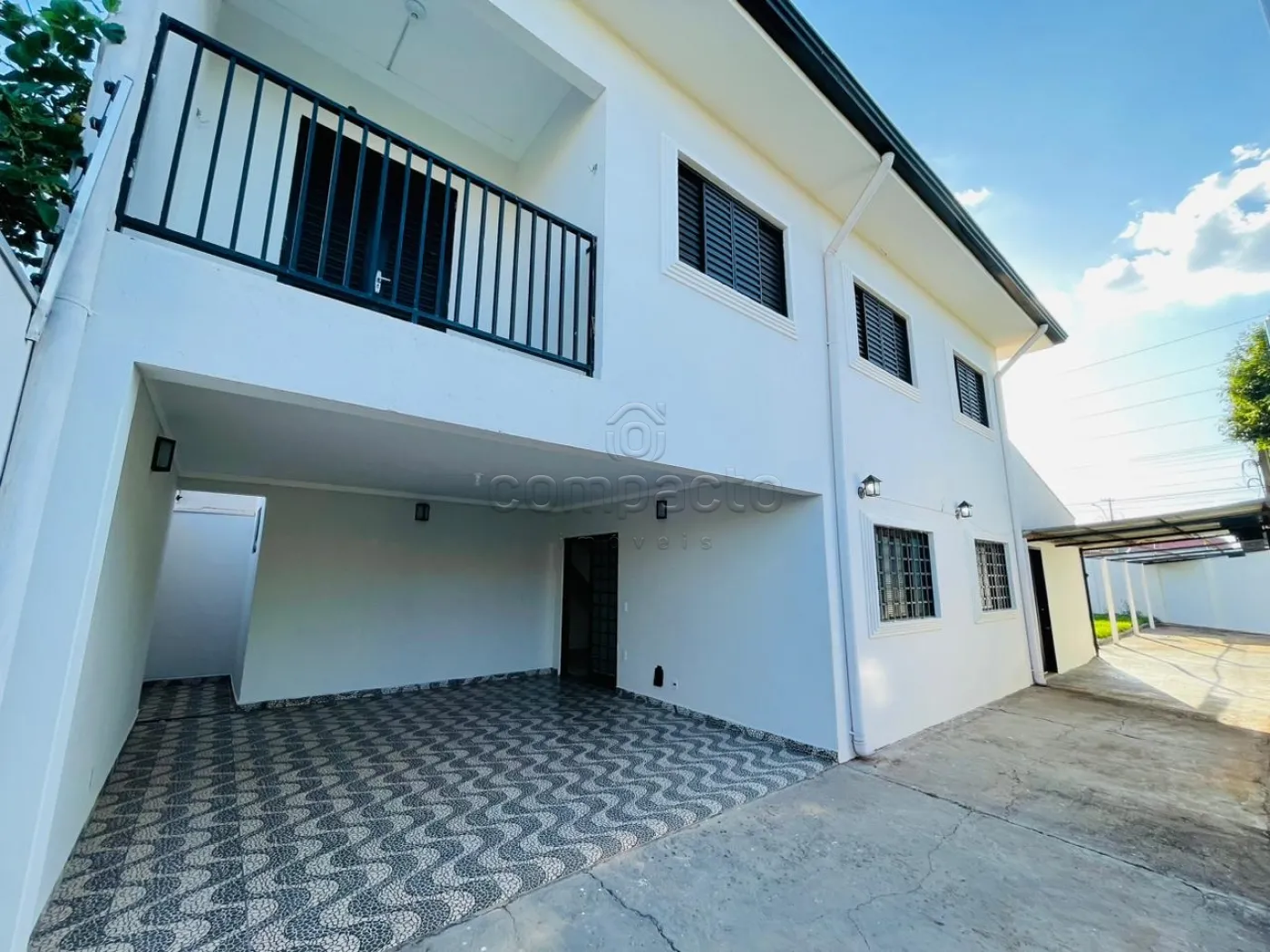 Sobrado Residencial | 4 Dormitórios | Churrasqueira | Portão Eletrônico