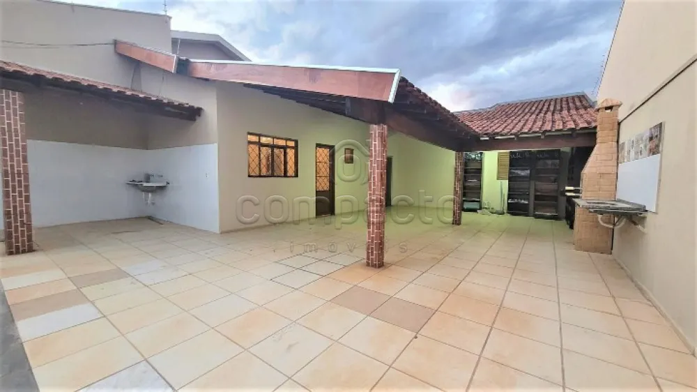 Casa Térrea | 2 Dormitórios | Churrasqueira | 3 Vagas de Garagem