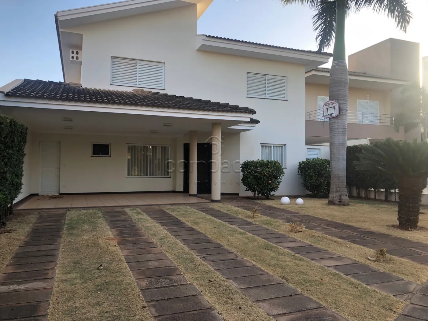 Sobrado em Condomínio Fechado com 4 Quartos | 6 Vagas | Bairro Residencial Gaivota I | Lazer Completo