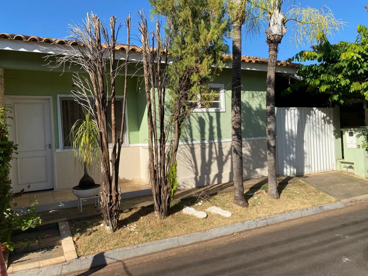 Casa Térrea em Condomínio | 4 Dormitórios | Área Gourmet | 2 Vagas Cobertas