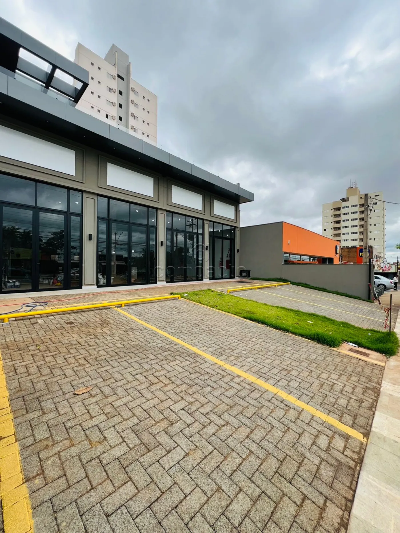 Alugar Comercial / SalaLoja Condom&iacute;nio em S&atilde;o Jos&eacute; do Rio Preto R$ 2.000,00 - Foto 3