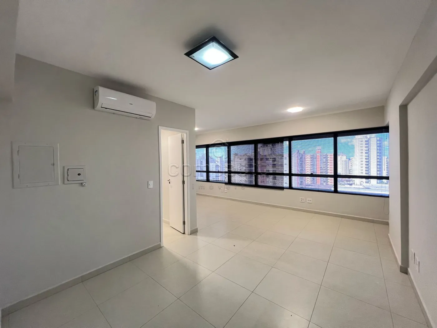 Sala Comercial com 41m² | Planejados | Ar-Condicionado | 1 Vaga de Garagem