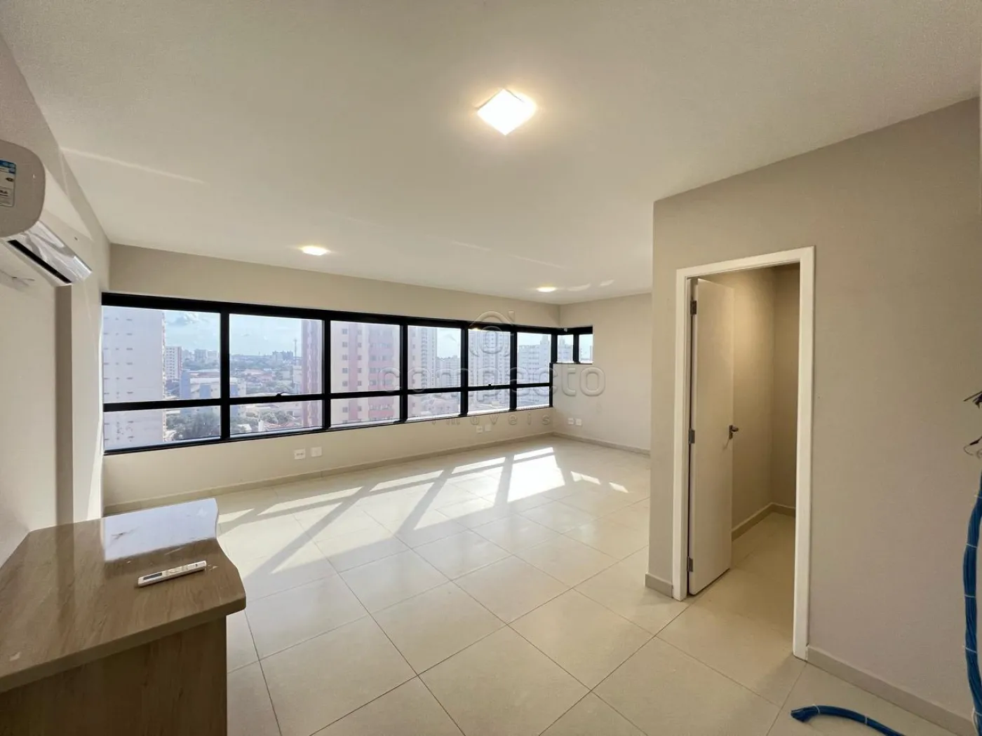 Sala Comercial com 41m² | Planejados | Ar-Condicionado | 1 Vaga de Garagem