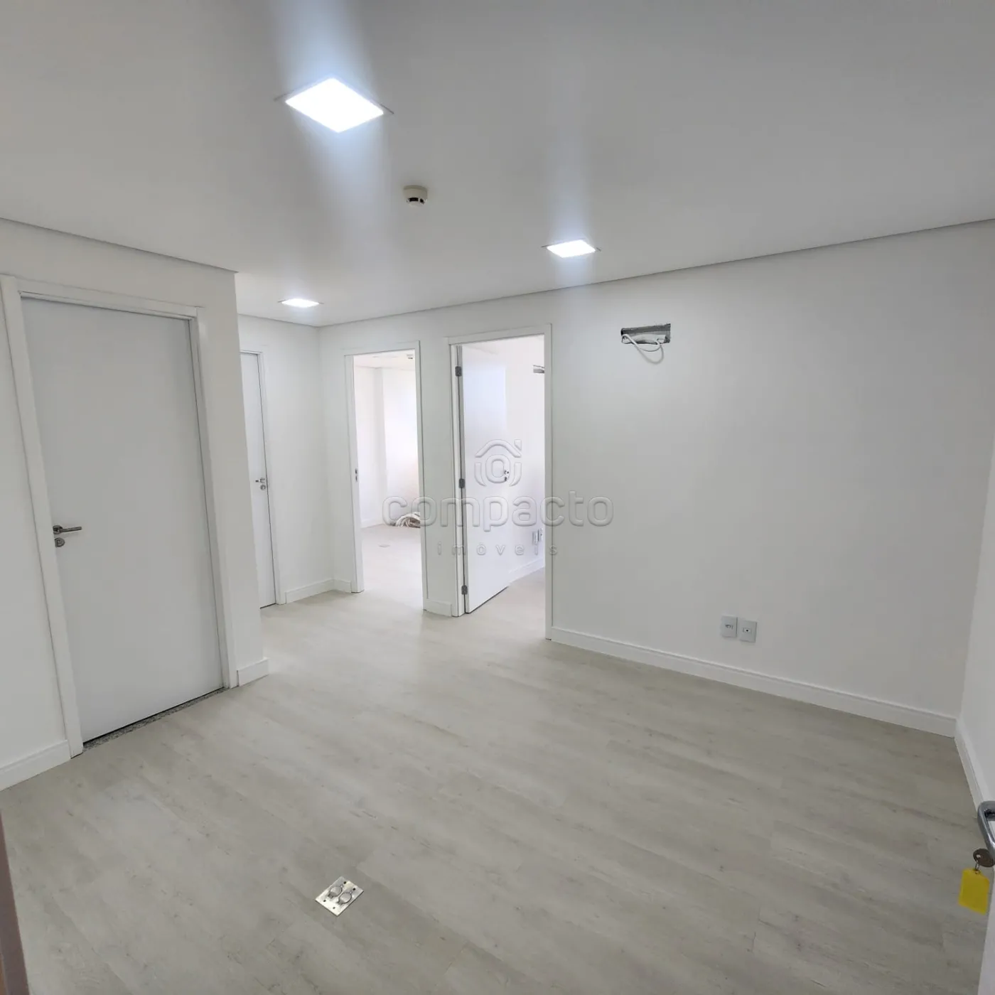 Alugar Comercial / SalaLoja Condom&iacute;nio em S&atilde;o Jos&eacute; do Rio Preto R$ 3.900,00 - Foto 1