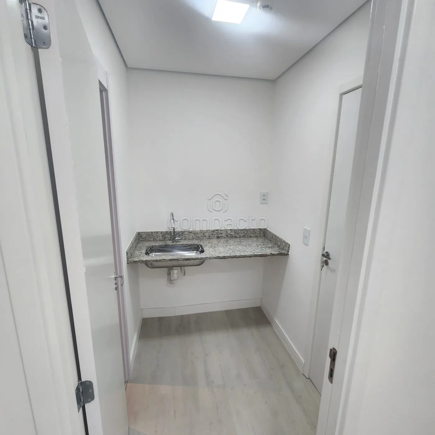 Alugar Comercial / SalaLoja Condom&iacute;nio em S&atilde;o Jos&eacute; do Rio Preto R$ 3.900,00 - Foto 6