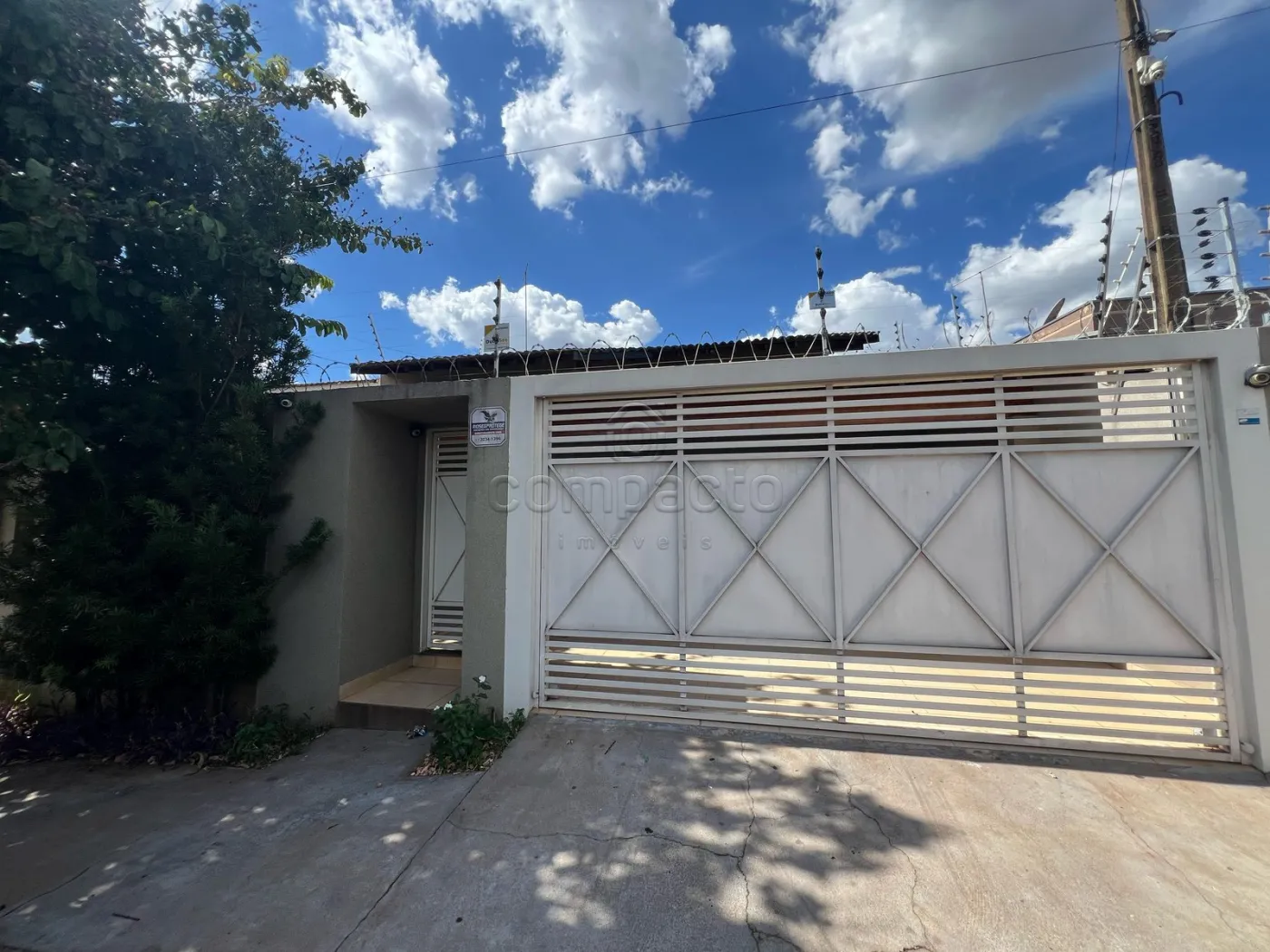 Alugar Casa / Padr&atilde;o em S&atilde;o Jos&eacute; do Rio Preto R$ 2.700,00 - Foto 1