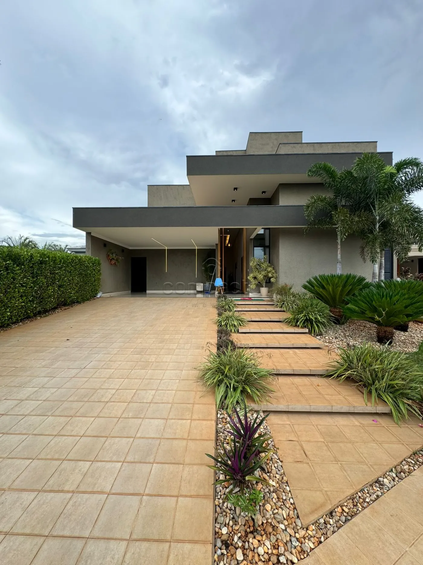 Casa no Condomínio | 3 Dormitórios (1 Suíte) | Piscina | 4 Vagas