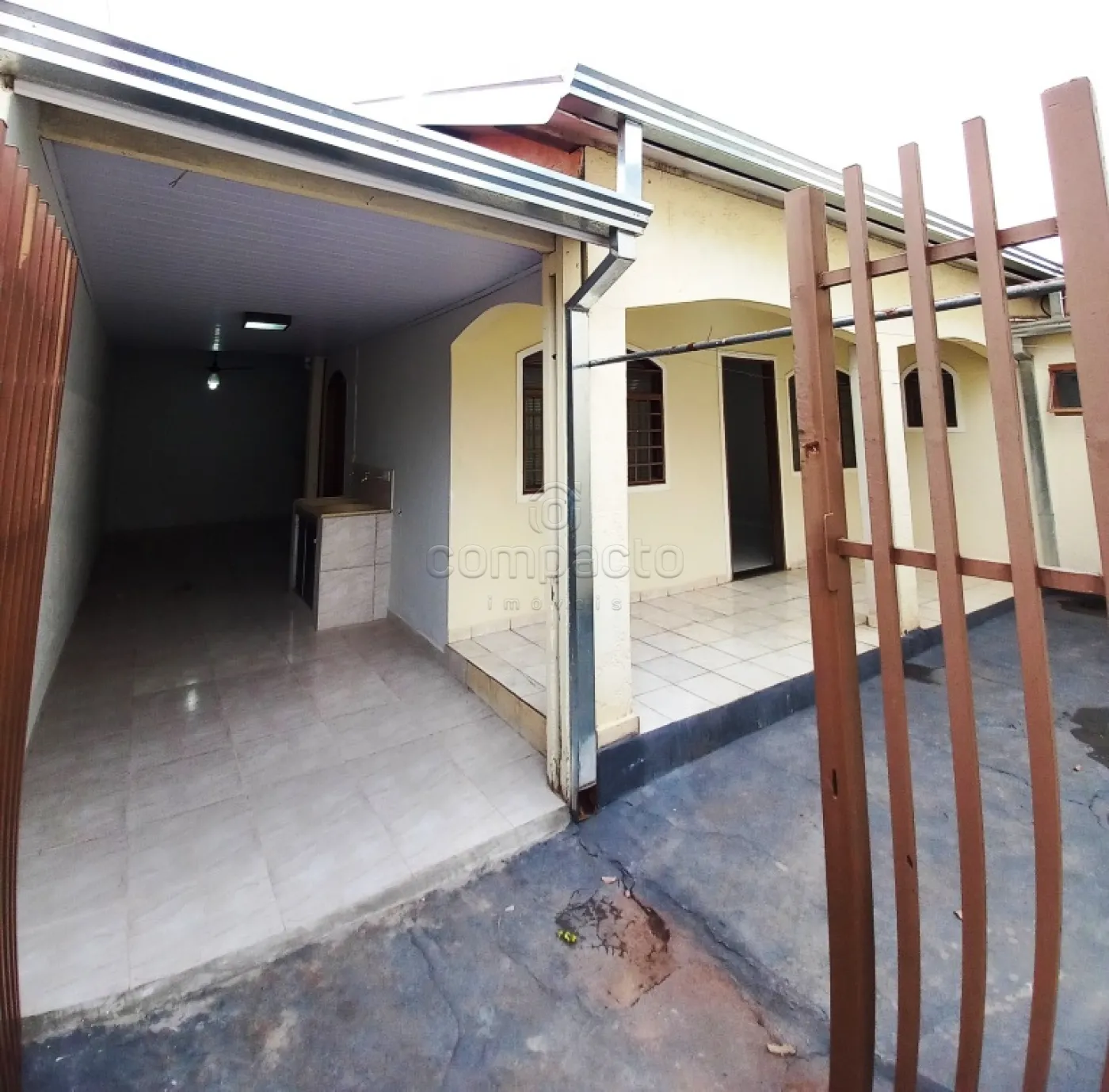 Casa de Fundos com 2 Dormitórios | Praticidade e Conforto