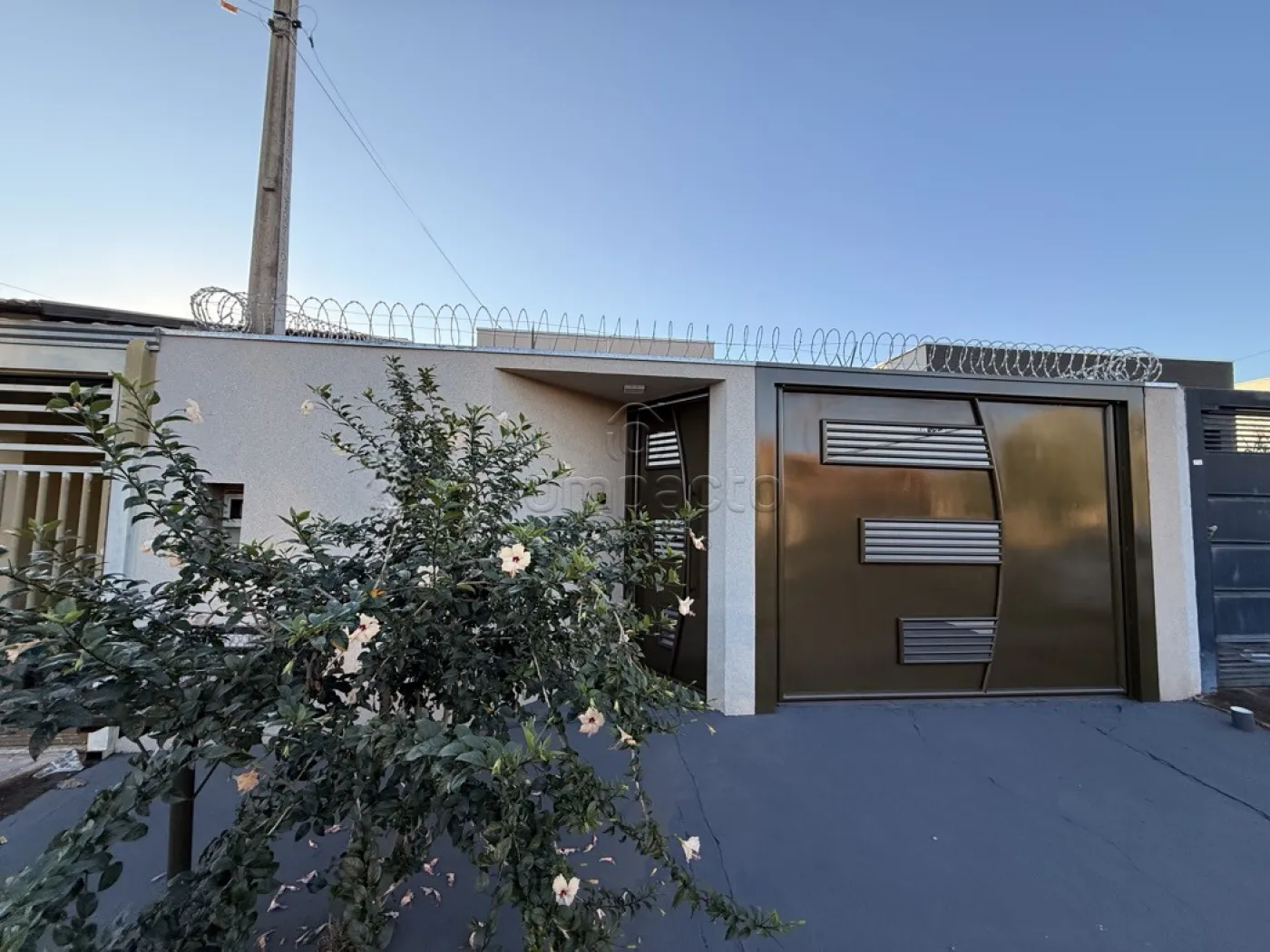 Casa 2 Dormitórios (1 Suíte) | Quintal | Excelente Localização