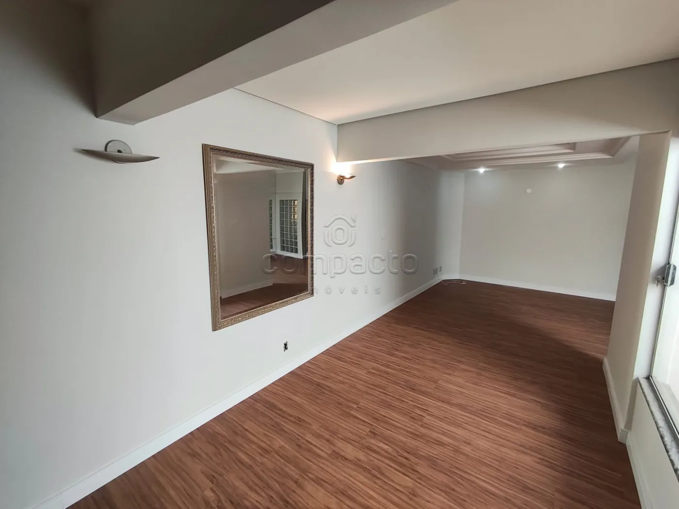 Sobrado em Condomínio Fechado com 3 Quartos | 2 Vagas | Bairro Green Village | Lazer Completo