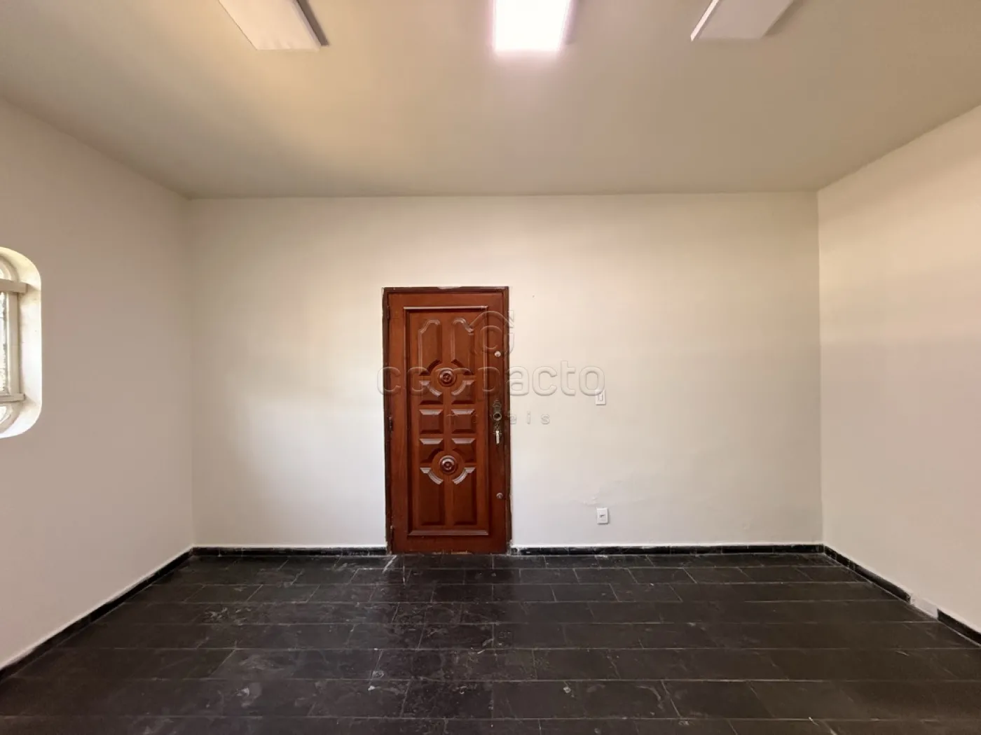 Casa Ampla | 3 Dormitórios (1 Suíte) | 300 m² de Área Útil | Excelente Localização