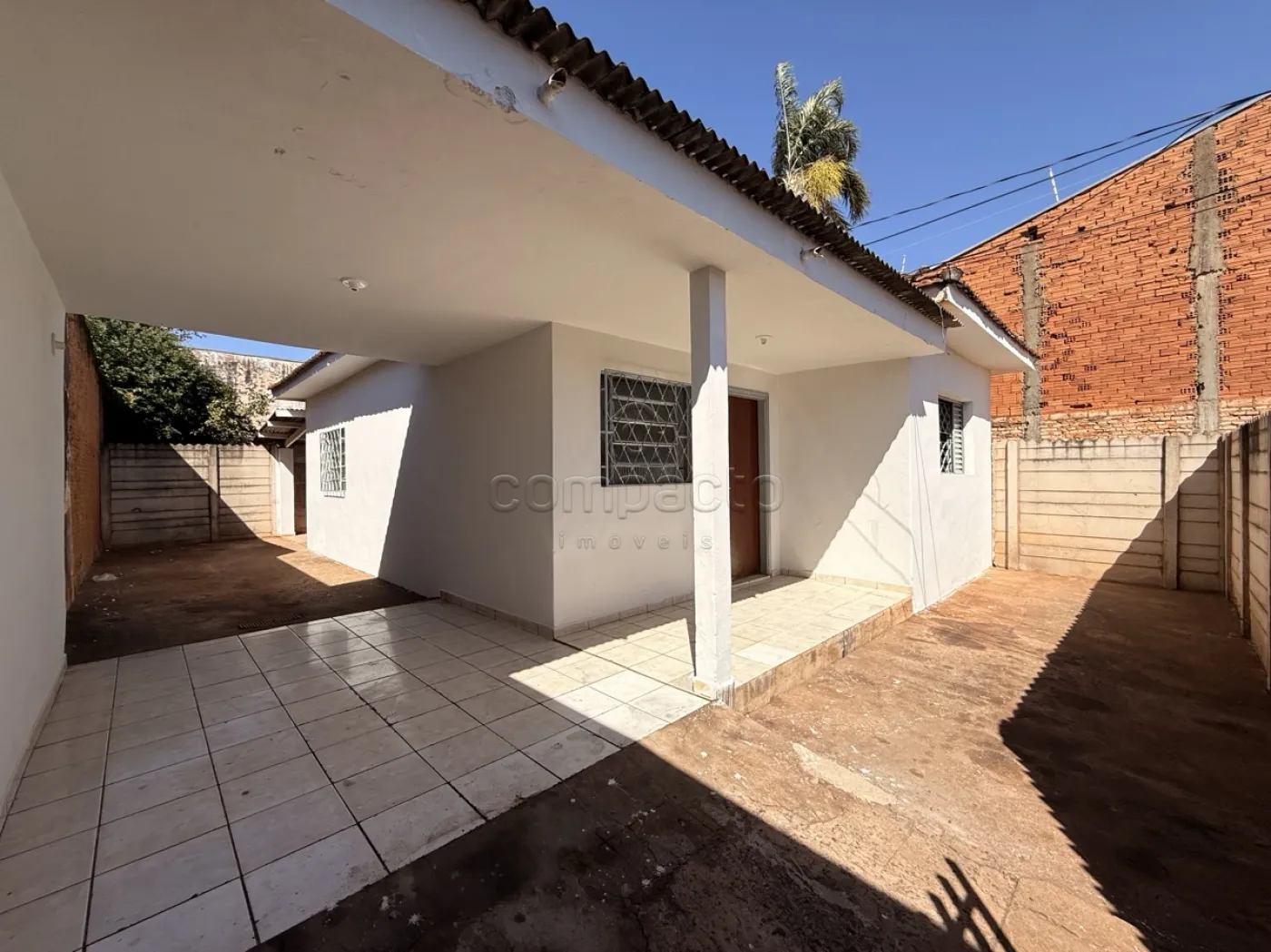 Casa de Fundos | 2 Dormitórios | 80m² de Área Útil