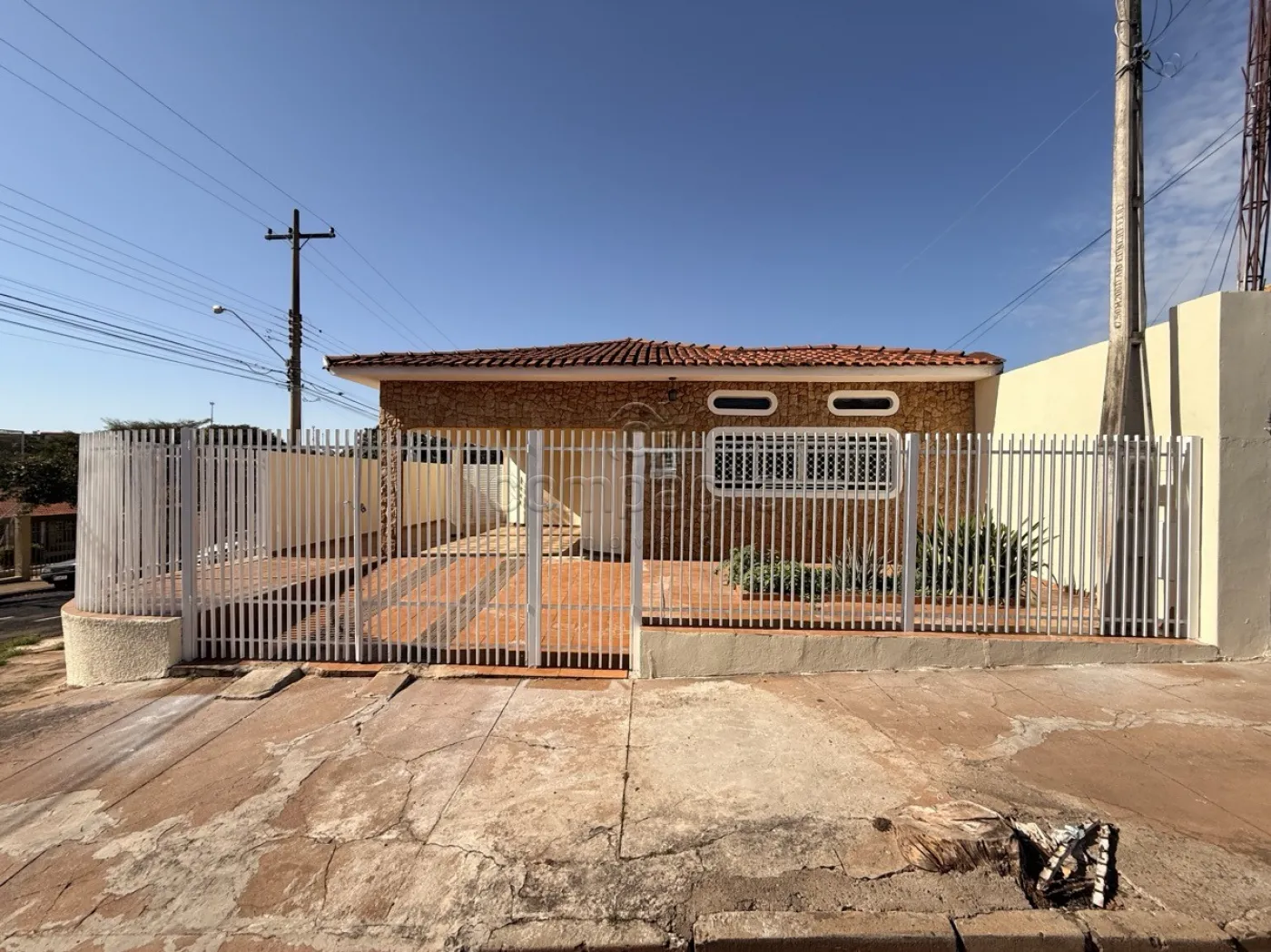 Casa 4 Dormitórios (1 Suíte) | 5 Vagas | Jardim Santa Catarina