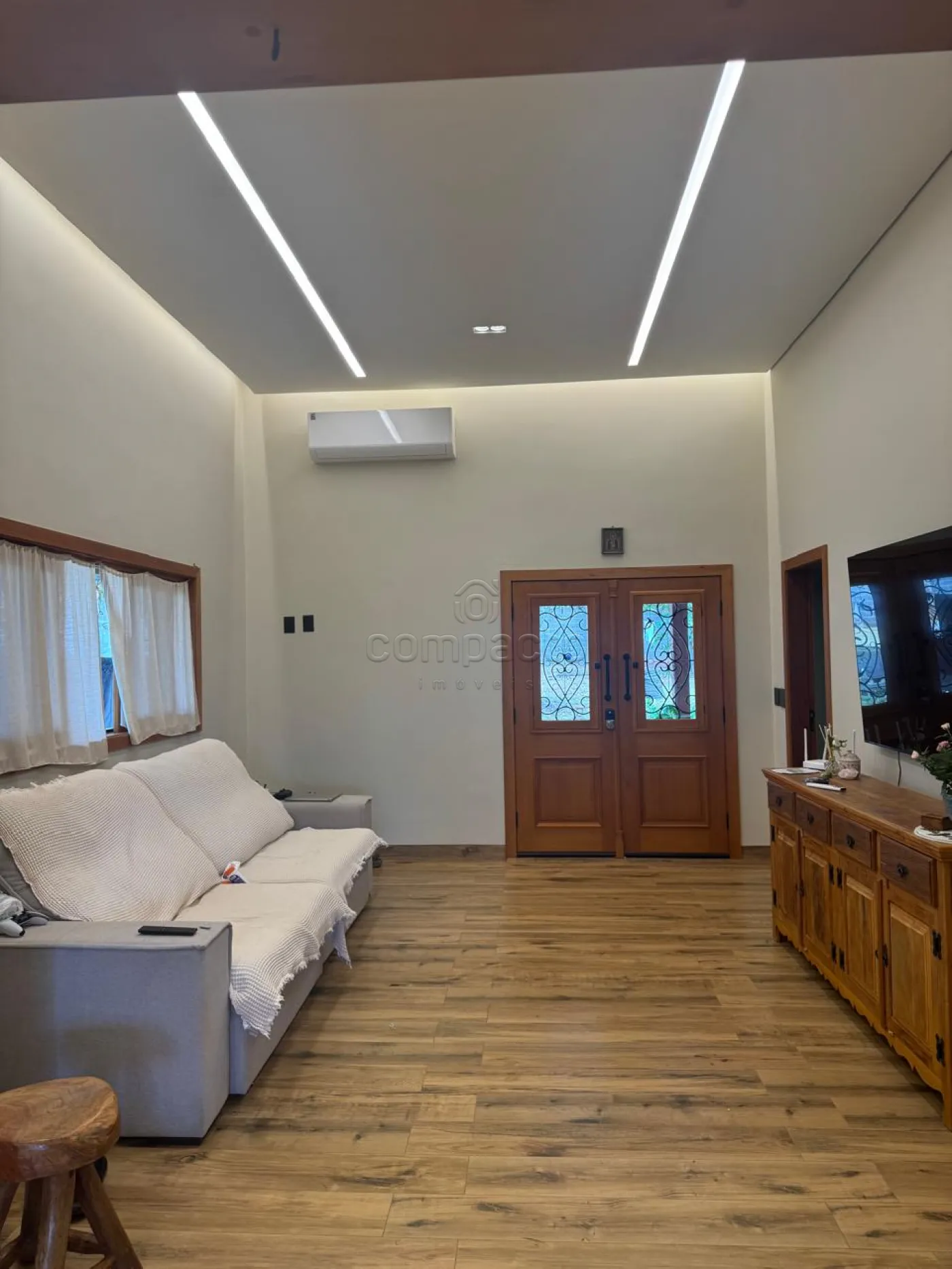 Chácara de Alto Padrão | 2.030m² de Terreno | 4 Quartos | Energia Solar | Poço Artesiano