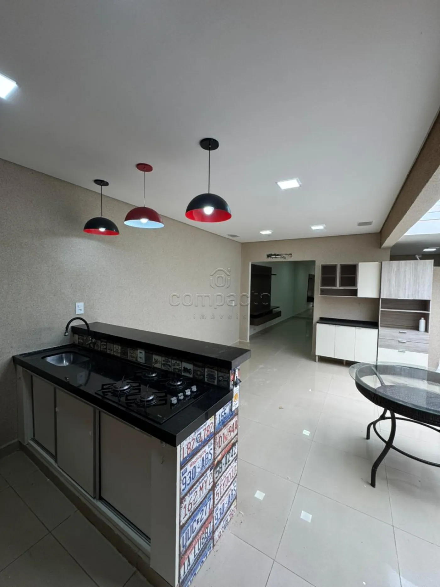 Casa com 2 Quartos | 2 Vagas Cobertas | Área Gourmet com Churrasqueira