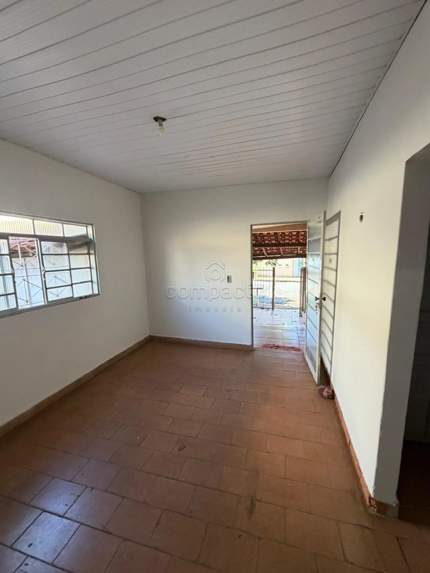 Casa Padrão com 2 Dormitórios | 111m² | Quintal Amplo | 1 Vaga de Garagem