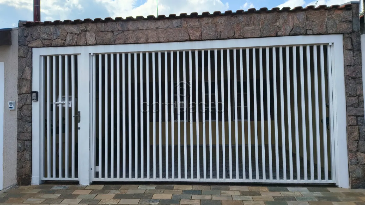 Casa com 2 Dormitórios (1 Suíte) | Armários Planejados | Ar-Condicionado | Excelente Localização